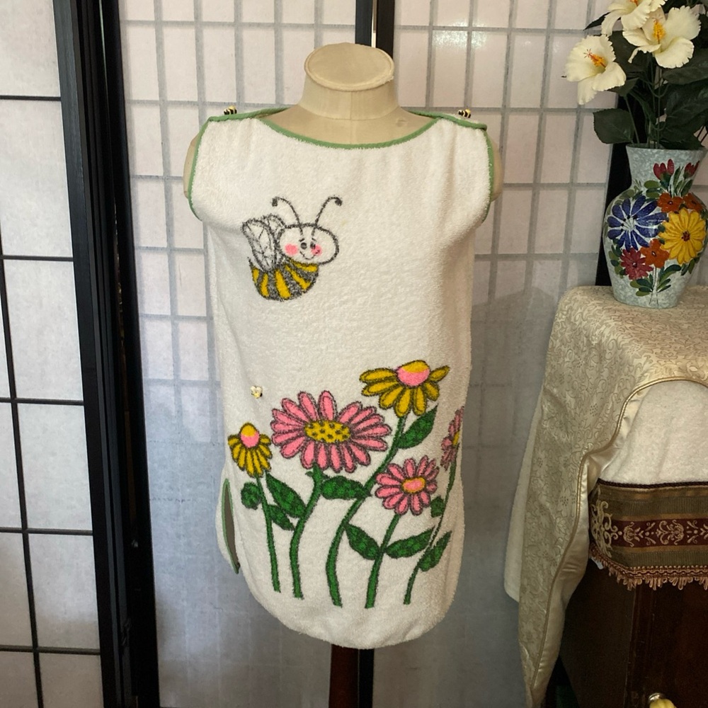 VTG 1960s Terry Appr.S/M Pullover Pool/Bath Robe:Handpainted Bee Buttons/Flowers